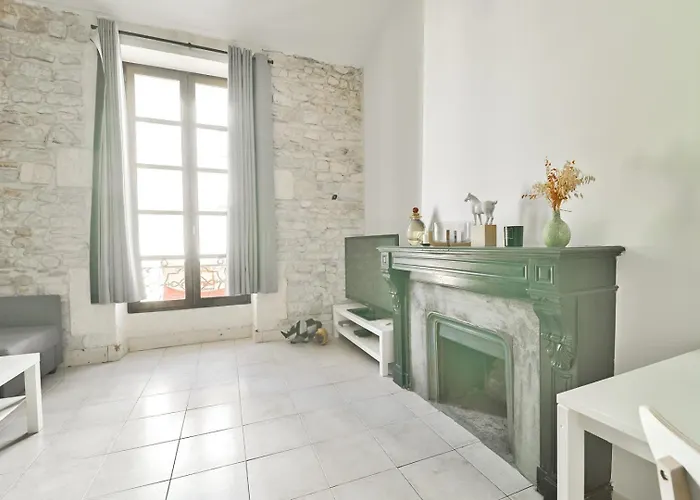 In The Heart Of Nimes' Historic Center Apartamento